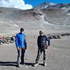 Günter Bissinger (links) und Gerhard Münderlein vor dem Ojos del Salado in Chile, dem zweithöchsten Berg Südamerikas. 