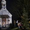 An der weihnachtlich beleuchteten Kapelle feierte Pfarrer Fleischmann die traditionelle Advebtsandacht.