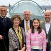 Im „Seehaus“ in Riederau feierten die Seiferts ihre Goldene Hochzeit mit der Familie: (von links) Marianne Gleixner (Schwester von Beate Seifert und Trauzeugin), Sohn Michael Seifert, Beate und Dr. Klaus Seifert, Enkelin Sophia und Christian Seifert mit seiner Frau Eleni und Sohn Simon. 