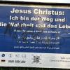 Für jedermann sichtbar: Das Großflächenplakat des Vereins „Christlicher Plakatdienst“ ist in Rohrenfels beschmiert worden. 