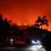 Über Nacht breitete sich das Feuer in Malibu rasch aus.