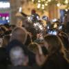 Passanten stehen auf dem Marienplatz und feiern den Jahreswechsel. 