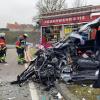 Völlig zetrümmert wurde das Auto, mit dem eine Frau bei Harburg gegen einen Lkw stieß.