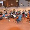 Der Kammerchor St. Martin und eine Orchesterauswahl bei der Probe
mit Wolfram Seitz im Pfarrsaal in Illertissen.