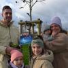 Christoph und Simone Amann haben Emma einen Baum im Erinnerungswald gewidmet und ihr so im heimatlichen Unterroth einen Platz gegeben. Mit dabei die Geschwister Hannah, Leonie und Thea (von links).