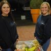 Anna und Theresia Schartmann (v.l.) bringen Lebensmittel an die Haustür.