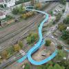 Die neue Radbrücke in Tübingen sticht mit ihrem leuchtend blauen Belag ins Auge.