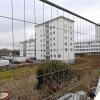 Die Baugrube an der Ulmer Landstraße in Stadtbergen ist seit Monaten unverändert. Jetzt wird zumindest das Grundstück versteigert. Eine Chance für bezahlbare Wohnungen?