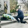 Bayerns Ministerpräsident Markus Söder vor dem Denkmal der Helden des Warschauer Ghettos.