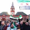 Nach dem Sturz des syrischen Machthabers, Baschar al-Assad, versammelten sich auch in Deutschland, wie hier in Mannheim, Syrerinnen und Syrer zum Feiern auf Straßen und Plätzen.