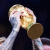 Dezember 2022 in Katar: Argentiniens Abwehrstar Nicolás Otamendi jubelt über die WM-Trophäe. 2030 findet die Fußball-Weltmeisterschaft in sechs Ländern statt.