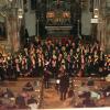 Drei Chöre versammelten sich beim Adventskonzert im Altarraum der Rehlinger Pfarrkirche: vorne der gemischte Chor Quarterpast aus der Firnhaberau, dahinter der gemischte Chor "Frohsinn" aus Lechhausen und im Hintergrund der Männerchor aus Hainhofen.