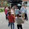 Die Schülerinnen und Schüler beim Verladen der Pakete.