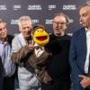 Bei der Premiere von «Hallo Spencer - Der Film» beim Filmfest München steht Drehbuchautor Jan Böhmermann (rechts) zusammen mit dem Puppenerfinder Winfried Debertin (ganz links) und den Schauspielern Achim Hall (2.v.l) und Rainer Bock zusammen. Der Film kommt jetzt in die Mediathek und dann auch ins ZDF-Fernsehprogramm.