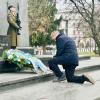 Bayerns Ministerpräsident Markus Söder vor dem Denkmal der Helden des Warschauer Ghettos.