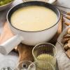 Klassischer Genuss: Das Schweizer Käsefondue Moitié-Moitié, serviert mit würzigem Brot, ist perfekt für gesellige Winterabende.