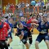 Der Niederraunauer Handballer Vinzenz Hegenbart schließt mit Wucht im Heimspiel gegen den  TSV Aichach ab. 