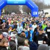 Rund 1.200 Sportlerinnen und Sportler werden sich am letzten Tag des Jahres 2024 wieder auf die knapp zehn Kilometer lange Strecke des LEW-Silvesterlaufes in Gersthofen begeben.