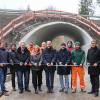 Martin Ebner (Bauaufseher Landkreis Augsburg), Johannes Zirch (Bauleitung Ingenieurbüro Steinbacher Consult), Werner Reschke (Fachbereichsleitung Straßenverkehrsbehörde Landkreis Augsburg), Rainer Hurler (Geschäftsbereichsleitung Bauen Landkreis Augsburg), Andreas Bezler (Fachbereichsleitung Tiefbau Landkreis Augsburg), Sonja Modén (Planung Ingenieurbüro Steinbacher Consult), Marco Nowak (Projektleitung Landkreis Augsburg), Landrat Martin Sailer, Georg Grimbacher (Geschäftsführung Firma Grimbacher), Claus Dirr (Bauleitung), Phillip Glocker (Firma Grimbacher) und Thomas Hafner (Bürgermeister Horgau) bei der Einweihung des Radwegs (von links). 