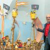 Sammler Lutz Reike neben seinem großen Piratenschiff der Teddys im Friedberger Schlossmuseum. Die Installation hat er komplett selbst erstellt.