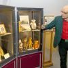 Die Geschichte des Teddybären wird bei der Ausstellung detailliert erklärt. Oben links in der rechten Vitrine sitzt ein 120 Jahre alter Steiff-Bär.