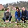 Stefan und Susanne Appel sind wie Christoph Gessner (von links) überzeugt vom Konzept der regenerativen Landwirtschaft. Aus dem Raps, der sogar im Dezember wächst, wird qualitativ hochwertiges Öl gepresst. 