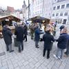 Der Verkaufsstand des Vereins „Gemeinsam helfen“ befindet auf dem Landsberger Hauptplatz vor der Marien-Apotheke.