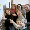 Dass die Oberhauser Löweneckschule im Startchancen-Programm teilnimmt, zeigt ein Schild am Eingang. Nun wollen (von hinten links) Schulleiterin Birgit Löffler Moody, Schulamtsleiterin Claudia Genswürger, Lehrer Martin Hochhuber und (vorne von links) Tanja Sanchez Kuhlmann sowie Lehrerin Dina Chahbi für Inhalte sorgen. Ideen, wie die Fördergelder eingesetzt werden können, gibt es einige. 