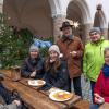 Gisela Dietz ist mit einer Gruppe von Freunden und Familie aus Füssen angereist, um sich den Historischen Weihnachtsmarkt anzusehen. 