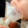 Inhalationsgeräte sind für Kinder wie für Erwachsene gleichermaßen gemacht. Babys brauchen allerdings mitunter eine spezielle Babymaske.