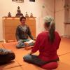 Ganz konzentriert sind die Mitglieder des Buddhistischen Zentrums bei der abendlichen Meditation.