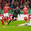 Alleine gegen alle: Beim 4:0 der Bayern im DFB-Pokal narrte Jamal Musiala (M) die Mainzer als dreifacher Torschütze.