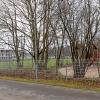 Auf der Grünfläche nahe des Rohbaus der Johann-Strauß-Grundschule könnte die Albert-Einstein-Mittelschule neu gebaut werden. Für die städtische Kita (rechts im Bild) ist im nahegelegenen Bereich ein neuer Standort vorgesehen. 