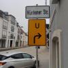 Eine der Umleitungsschilder zur „Münhener Str.“ auf Höhe des Modehauses Bullinger. 