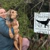 Karina Schnell und Snoopy auf dem Weg zur Tierorthopädie.