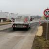 Der Kreisverkehr auf Höhe des künftigen Baumarkts in der Dillinger Straße in Lauingen ist zur Hälfte fertiggestellt. 