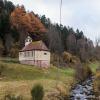 Eine kleine Kapelle steht neben dem Fluss Schönmünz im Ortsteil Zwickgabel.