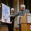 Sieglinde Soyer und Sigrid Knollmüller vom Landsberger Gästeführerverein halfen Luitpold Prinz von Bayern bei der Präsentation des Stammbaums der Wittelsbacher. 