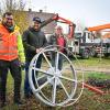 Auf einem Strommast in Hausen hat heuer ein Storchenpaar sein Nest gebaut. Jetzt wurde der marode Mast ausgetauscht und eine neue Nisthilfe installiert. Unser Bild zeigt (von links): Einsatzleiter Jannick Lotter (LVN), Stefan Stölzle (LEW Kommunalberater) und Anton Burnhauser (Weißstorch-Betreuer-Netzwerk Bayerisch-Schwaben)