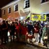 Vor dem Reichlinger Rathaus formierte sich am Freitagabend ein Protestzug mit Kerzen, Lampen und Laternen gegen die geplante Suche nach Erdgas.