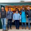 Gruppenbild zum Abschied: Nur noch einmal bieten (von links) Werner Albrecht, Willi Hausfelder, Johanna Bosch Gilch, Markus Hirt und Bernd Schenk ihre Waren auf dem Schondorfer Wochenmarkt an. 