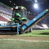 Unmittelbar nach dem Spiel gegen Bayer Leverkusen begannen die Arbeiten in der WWK-Arena. Der alte Rasen wurde abgetragen. 