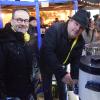 Beim Lions Club gab es für den guten Zweck auch die beliebte Feuerzangenbowle. Bernd Bley und Wolfgang Fink kamen beim Füllen der Tassen kaum nach. 