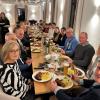 Gemeinderat und Bürgermeister Reinhard Gürtner beenden das Jahr in gelöster Atmosphäre bei einem Essen im Reitpark Mergenthau. 