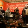 Am Samstag gab es auf dem Aichacher Christkindlmarkt ein Wiederhören mit „Rock Christmas“. Dabei standen viele bekannte Aichacher Musikerinnen und Musiker aus der IG-Rock-Zeit auf der Bühne.