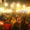 Besonders viele Besucherinnen und Besucher zog der Aichacher Christkindlmarkt am Samstagabend an. 