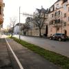 Ein Blick in die Rosenaustraße von der Kreuzung mit der Pferseer Straße aus gesehen: Vor dem hellgrauen Haus im Hintergrund liegt der Sebastian-Buchegger-Platz, von der linken Seite aus wird die Tram aus dem Bahnhofstunnel kommend in die Straße einbiegen. 