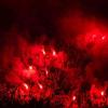 Die Nürnberger Anhänger zünden Pyro-Technik im Kölner Stadion.