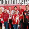 Mit asiatischer Geduld und Freundlichkeit erfüllte Min-jea Kim vom FC Bayern München beim Fanclub Glammhogga alle Foto- und Autogrammwünsche.