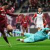 Leipzigs Spieler Benjamin Sesko (l) scheitert an Frankfurts Torwart Kevin Trapp.